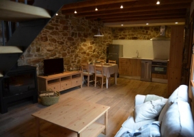 Habitación con cama de matrimonio y paredes en piedra