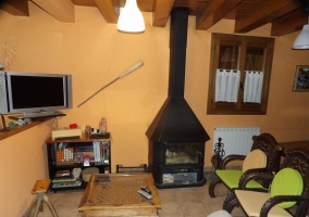 Sala de estar con chimenea y TV