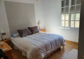 Dormitorio doble con ventana abierta