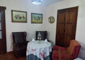 Sala de estar con sillones y mesa de comedor