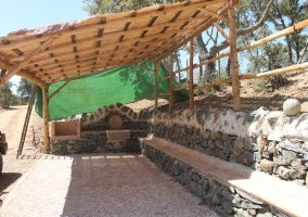 Sala de estar con chimenea y la mesa en el centro