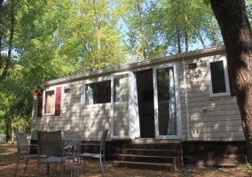 Exterior con cocina, sala de estar y mesa de comedor