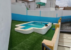 Amplio exterior con piscina compartida