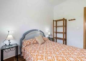 Habitación con cama de matrimonio