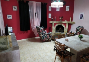 Sala de estar con mueble blanco y tele de plasma