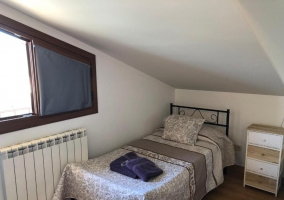 Habitación con cama de matrimonio