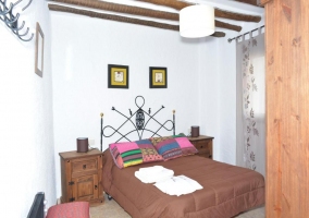 Habitación con cama de matrimonio