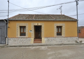 Acceso a la casa en una de las calles del pueblo