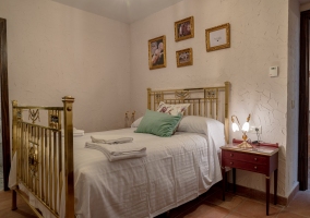 Habitación con cama de matrimonio y espejo