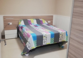 Habitación con cama de matrimonio con cabecero