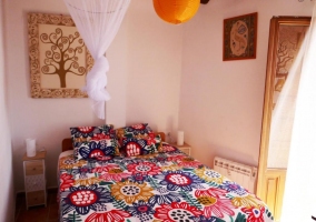 Habitación con cama de matrimonio