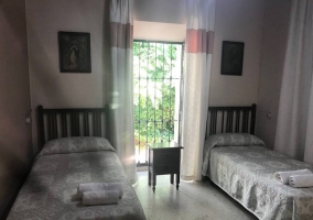 habitación con cama de matrimonio