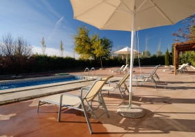 Piscina y tumbonas