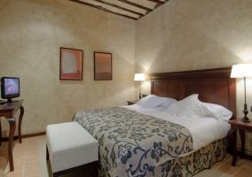 Dormitorio con cama de matrimonio