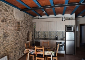 Cocina comedor con la mesa delante de la encimera