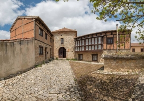 Sala de estar y comedor de la casa con ventana