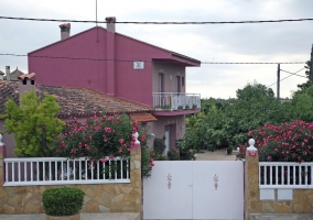 Entrada al alojamiento con detalles en las paredes