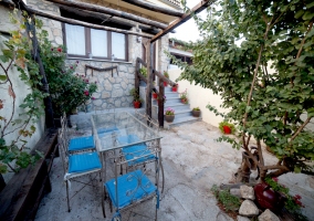 Terraza de piedra con árbol