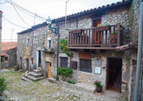 Fachada de la casa con balcón