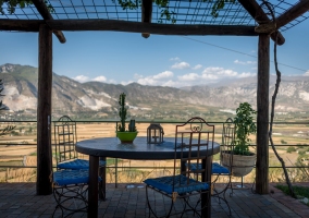 Sala de estar amplia con chimenea y salida al exterior