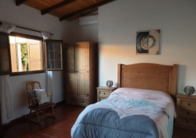 Habitación con cama de matrimonio