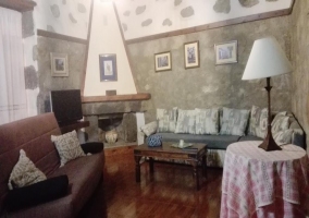 Sala de estar amplia con la chimenea en el frente y tele