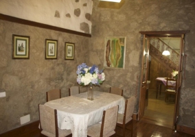 Cocina comedor de la casa con microondas en un lado