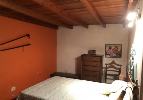 Habitación con cama de matrimonio