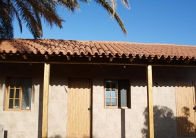 Acceso al alojamiento con puerta de madera y ventana