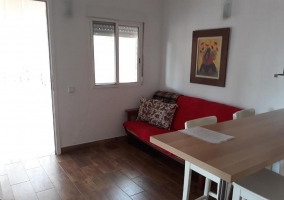 Cocina comedor con la barra de madera y sillas altas