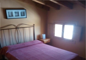 Habitación con cama de matrimonio