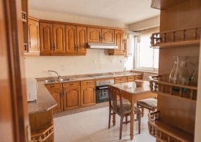 Cocina de la casa con muebles de madera