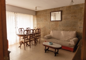 Cocina de la casa con mesa en el centro y los muebles de madera