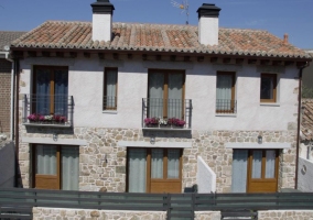 Fachada de la casa con balcones