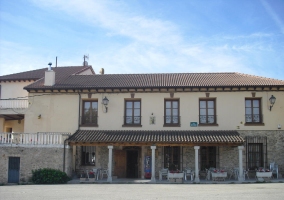 Fachada de la casa con porche