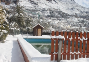 Zona ajardinada con silla y lámpara