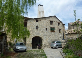 Fachada de la casa con zona de parking