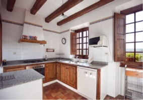 Cocina con lavavajillas y horno