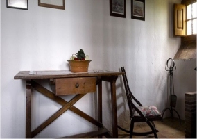 Decoración con mesa antigua