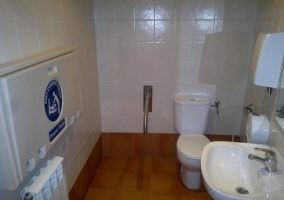 Baño con lavabo