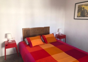 Habitación con cama de matrimonio y mesitas de noche