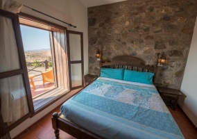 Habitación con cama de matrimonio y terraza