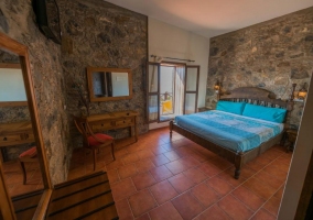 Habitación con paredes en piedra