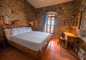 Habitación con cama de matrimonio y sala de estar