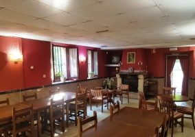 Sala de estar y comedor con chimenea y mesas