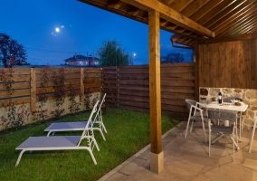 Habitación con cama de matrimonio y terraza al fondo