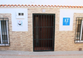 Acceso a la casa con ventanas