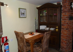 Cocina con zona de comedor y mesa de madera