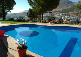 Amplias vistas de la piscina y el pueblo al fondo