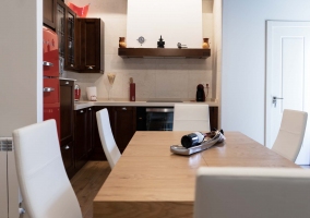 Cocina comedor con nevera en rojo